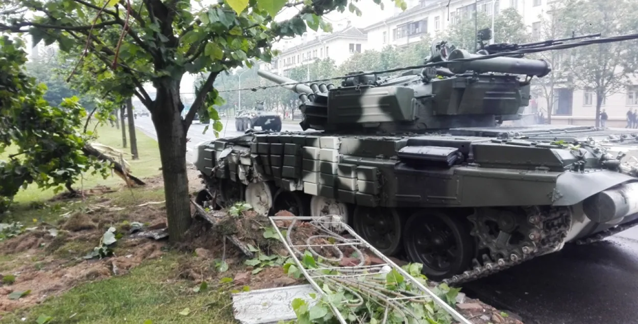 У Мінску падчас генеральнай рэпетыцыі параду танк знёс слуп (фота)