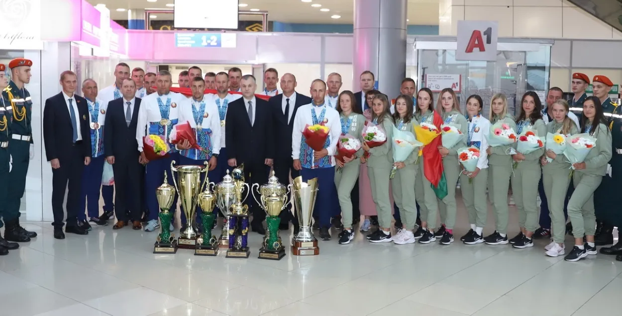 Пераможцы чэмпіянатаў па прыбыцці дадому / МНС