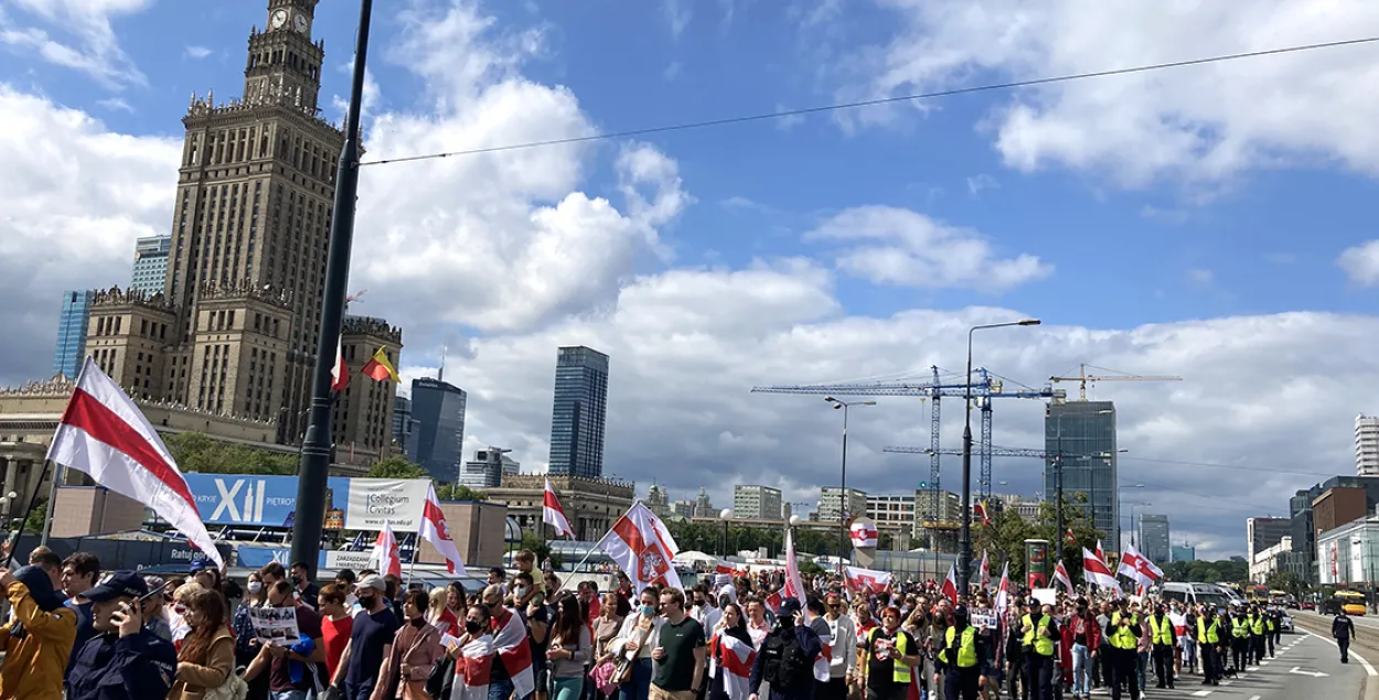 Как сотни белорусов прошли маршем через всю Варшаву