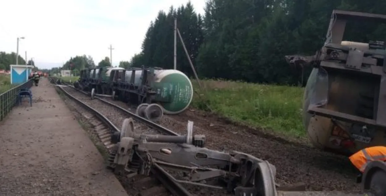 Пад Віцебскам з рэек сышлі некалькі цыстэрнаў, рух цягнікоў прыпынены (фота)