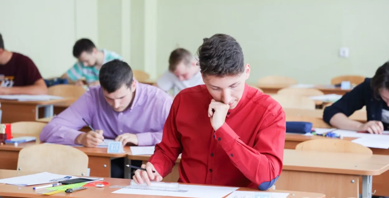 Выпускнікам школ больш не давядзецца здаваць іспыт па замежнай мове