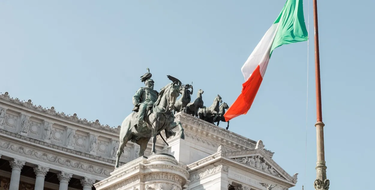 Italian authorities have frozen the assets of Belarusians and Russians / pexels.com
