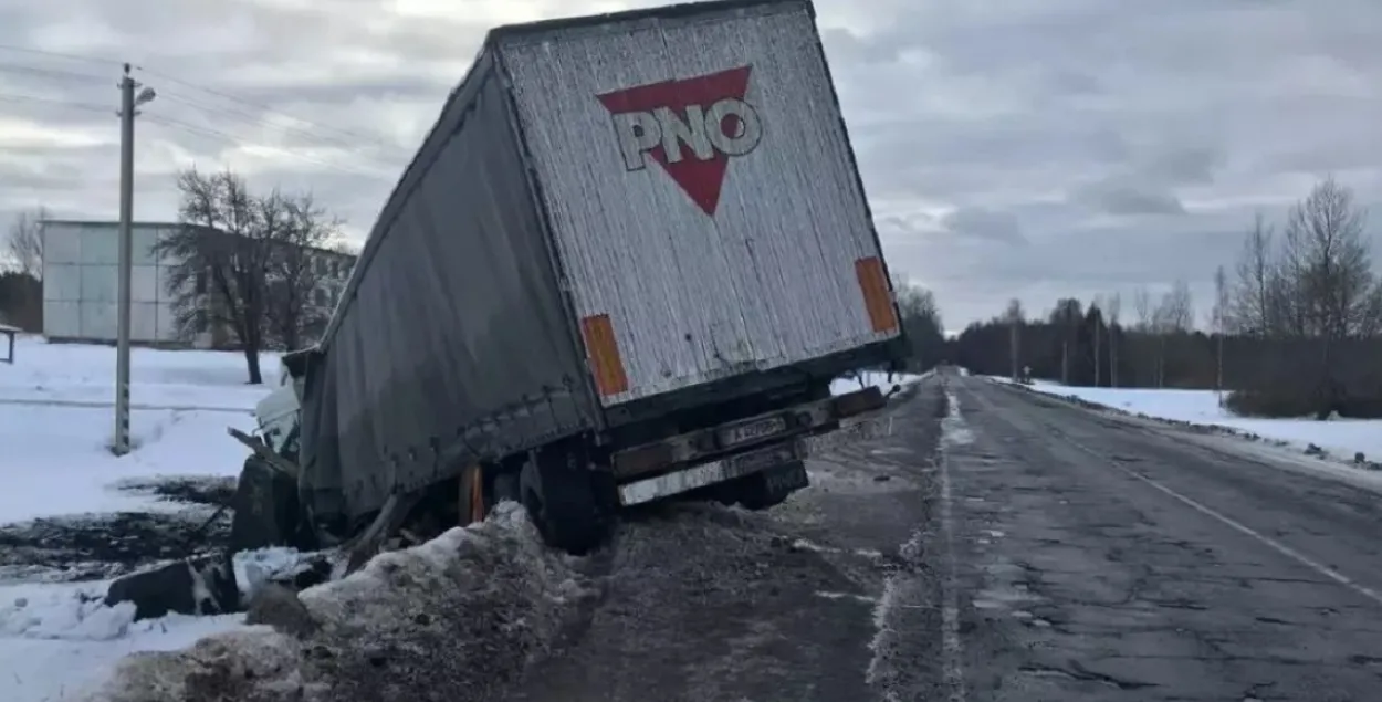 У Расонскім раёне ў кювеце апынулася фура, якая везла з Расіі шматтонныя камяні