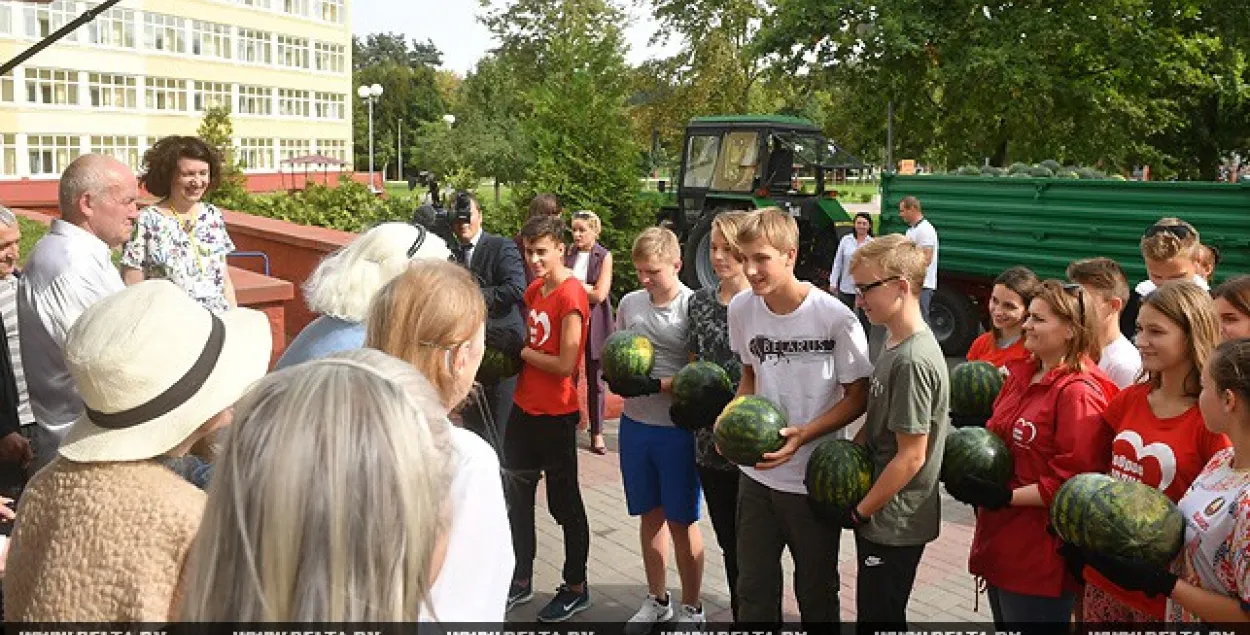 Сын Лукашэнкі прывез кавуны і бульбу з прэзідэнцкага поля ў дом-інтэрнат