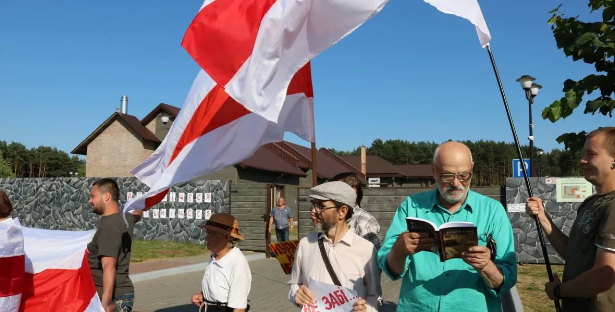 За спинами протестующих &mdash; та самая надпись на заборе. Фото: Новы час