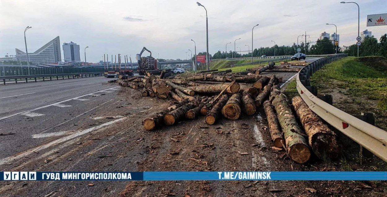 На МКАД перакуліўся прычэп лесавоза, бярвёны часткова перакрылі рух