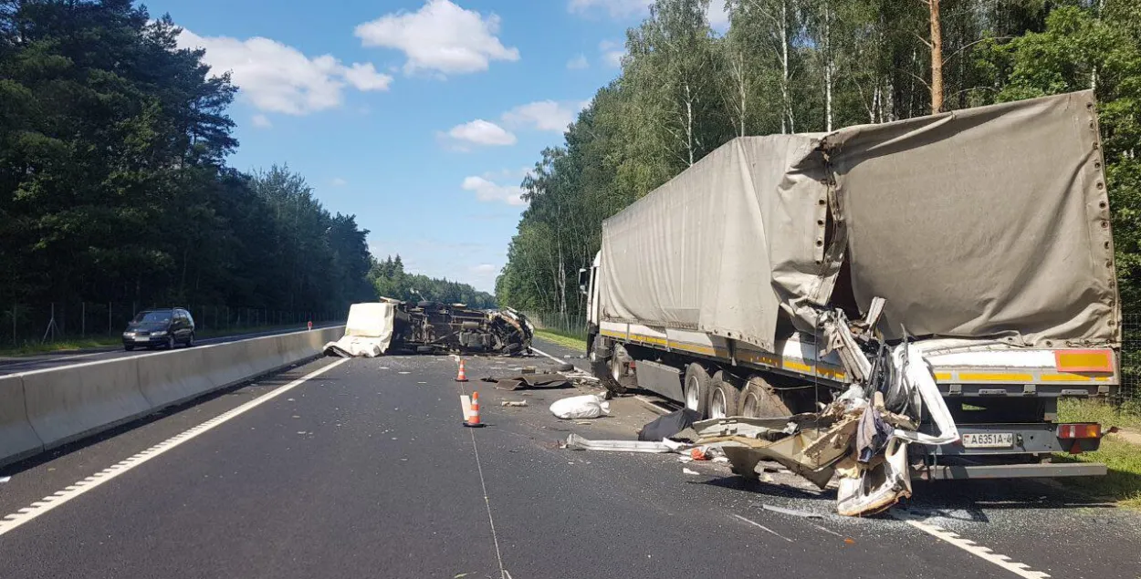 Смяротнае ДТЗ пад Лідай: мікрааўтобус урэзаўся ў фуру