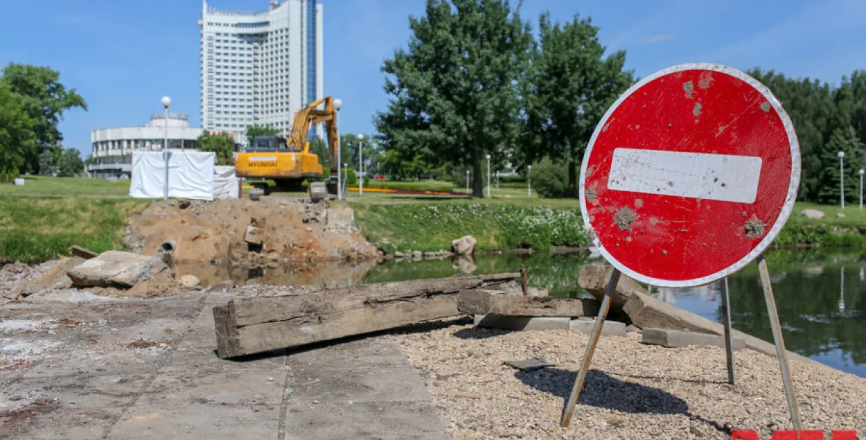 У Мінску дэмантавалі пешаходны мост і абяцаюць пабудаваць новы да 21 чэрвеня