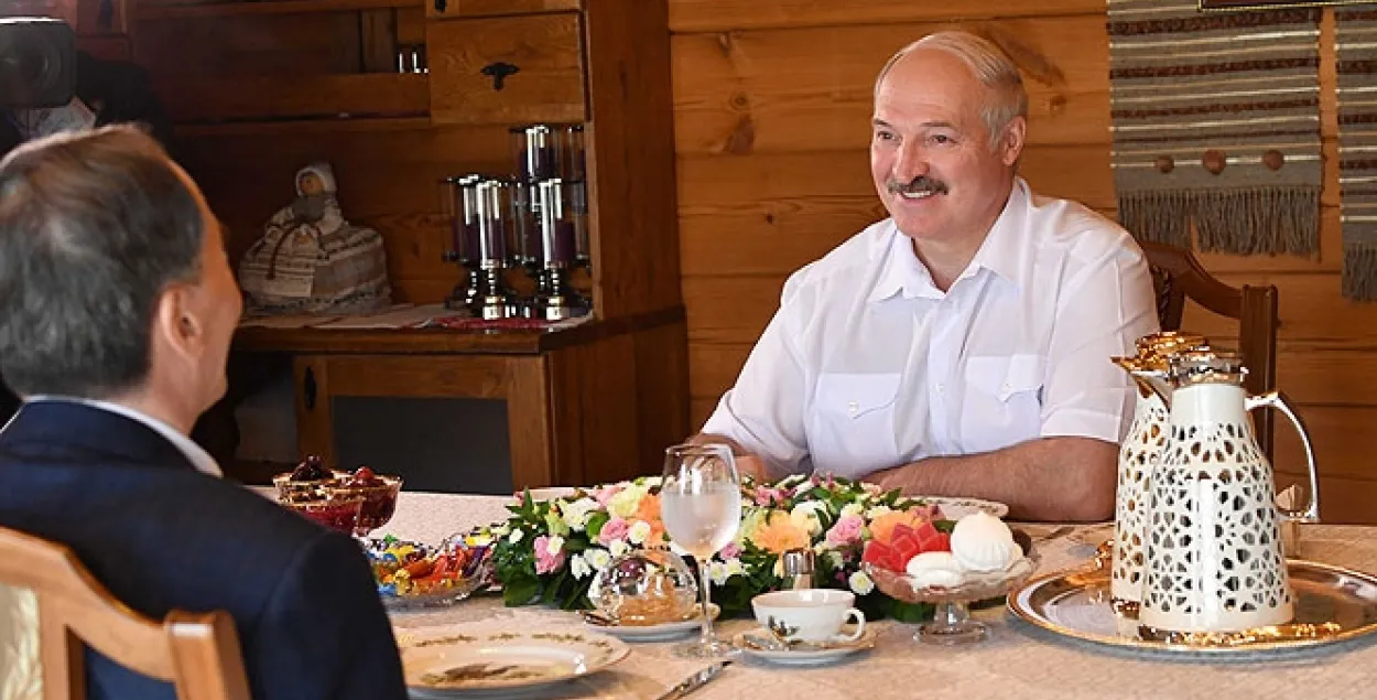 Лукашэнка частаваў кітайскага госця дранікамі, пяльменямі і качкай з трыбухамі