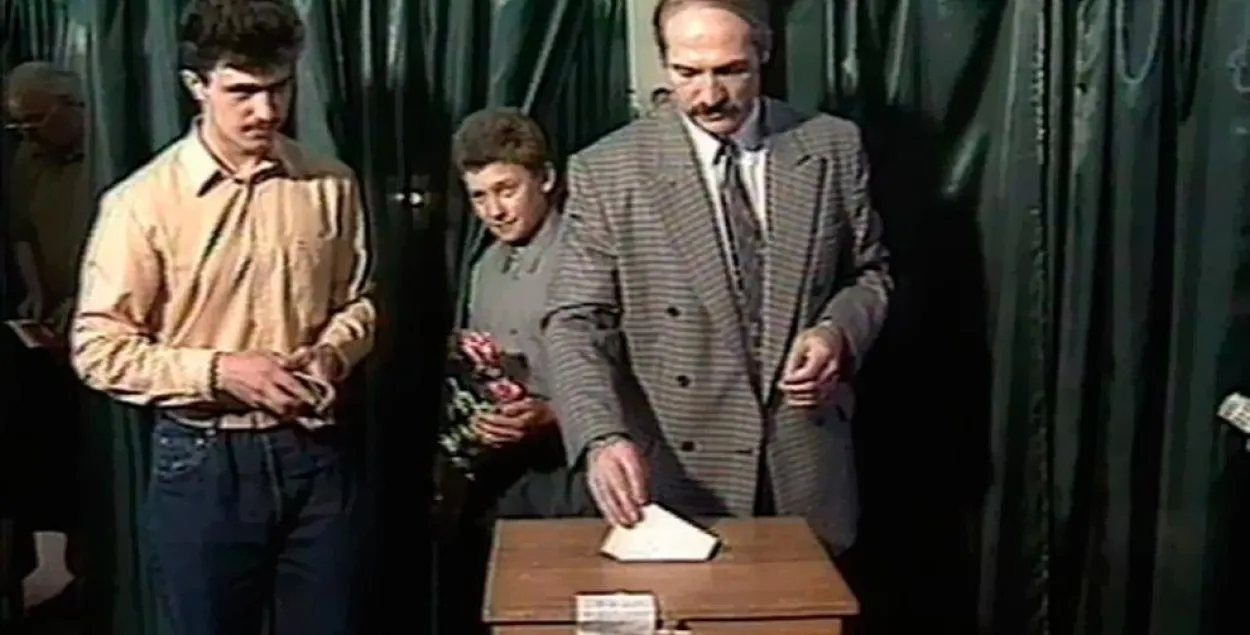 Прыходзіць на выбарчы ўчастак разам з дзецьмі Аляксандр Лукашэнка любіў яшчэ да нараджэння Мікалая (1994)