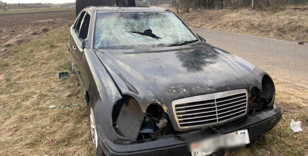 Пад Мінскам невядомыя разграмілі прыпаркаваны Mercedes