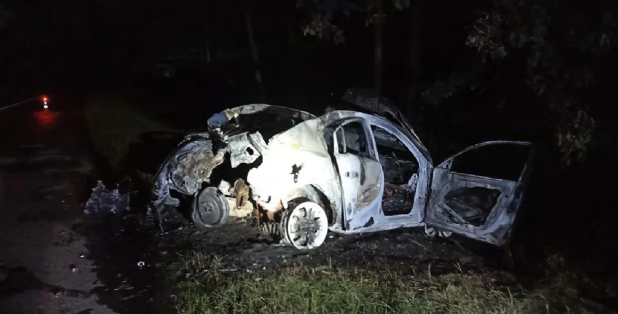 Уначы пад Гомелем згарэў легкавік, кіроўца загінуў