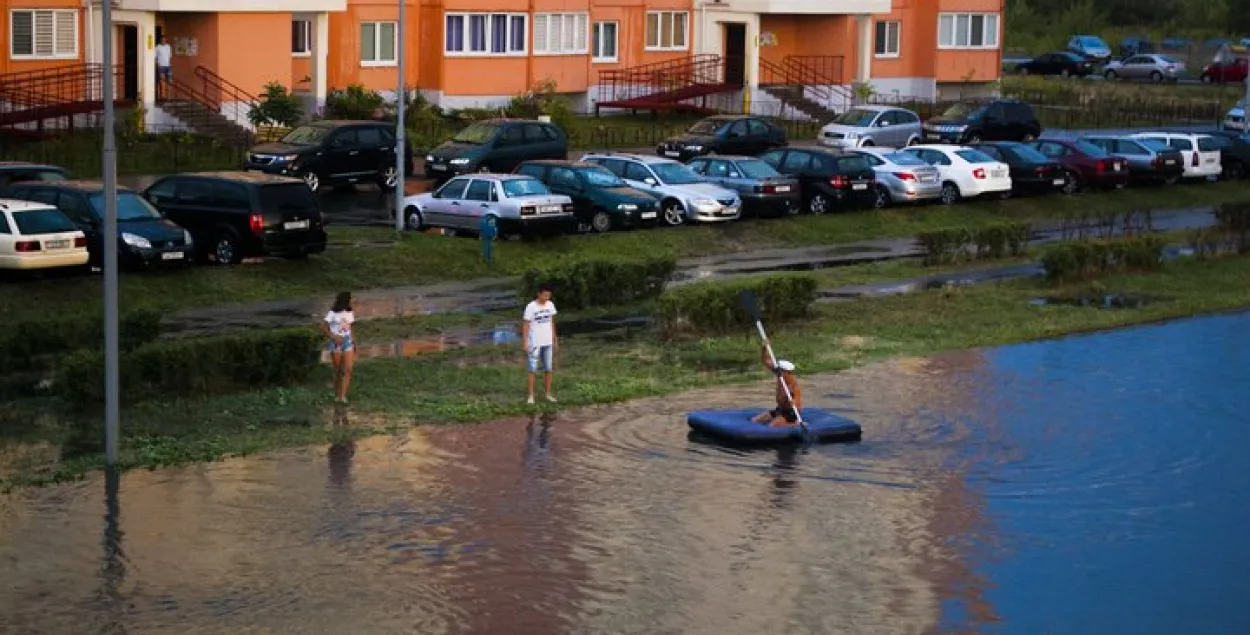 У Брэсце быў чарговы патоп, па вуліцы плавалі на матрацы (відэа)