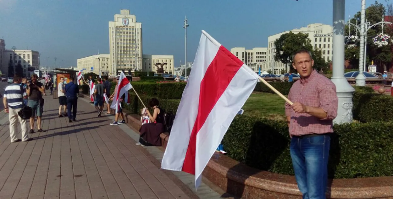 Актывісты правялі на плошчы Незалежнасці акцыю з нацыянальнымі сцягамі (фота)