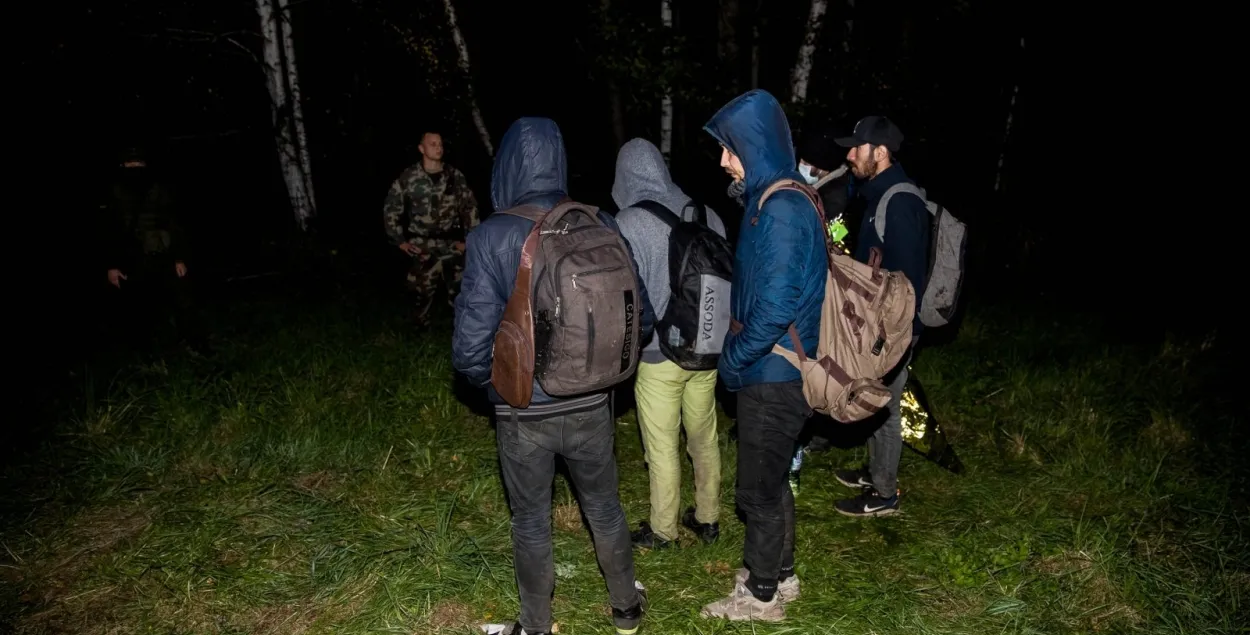 Задержанные на литовско-белорусской границе мигранты​ / delfi.lt