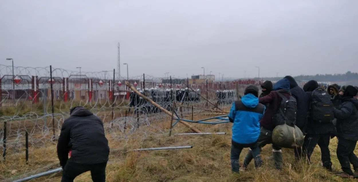 Мигранты на белорусско-польской границе начали ломать забор и бросаться камнями