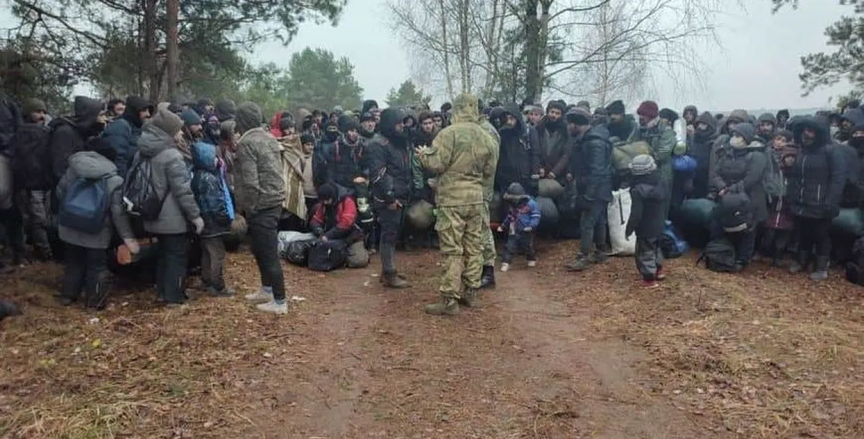 Мігранты, якія дагэтуль заставаліся ў лесе, пагадзіліся перабрацца ў лагістычны цэнтр / Белмытнясэрвіс​