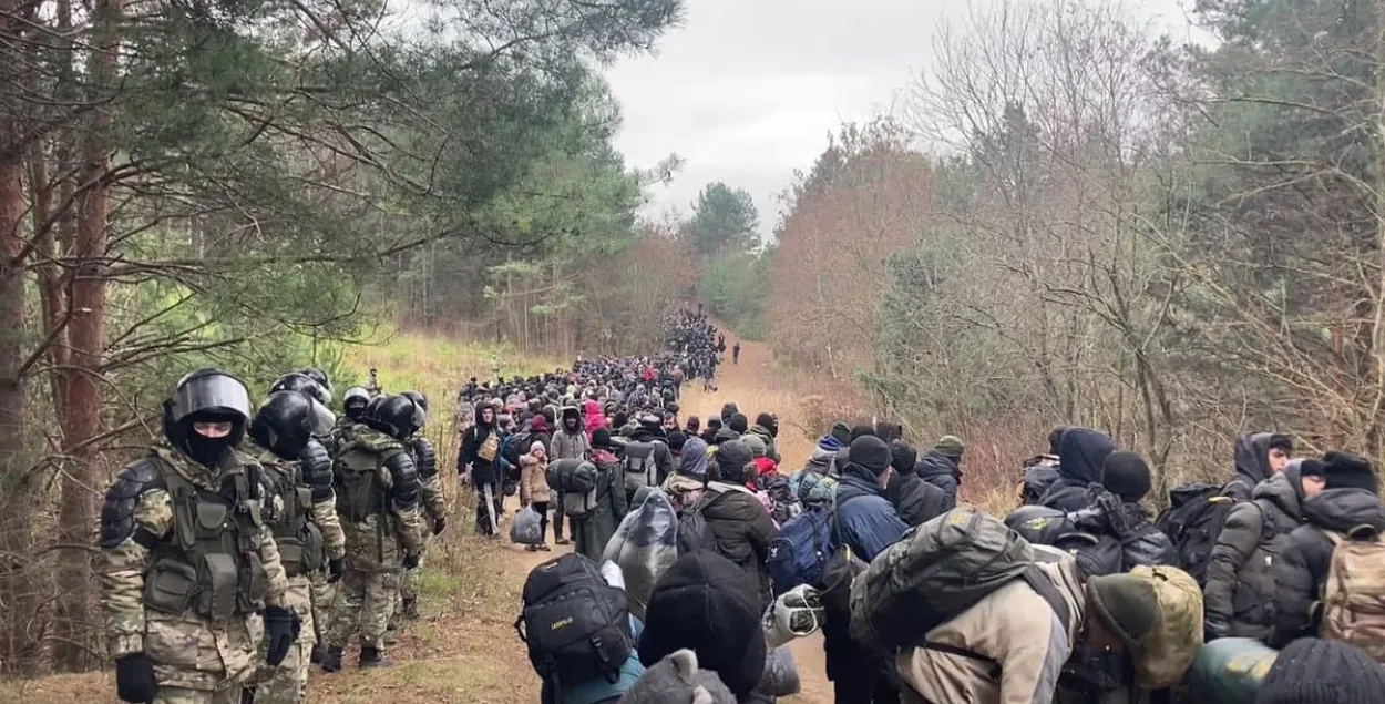 Вялізная калона мігрантаў рушыла на памежны пераход Брузгі-Кузніца