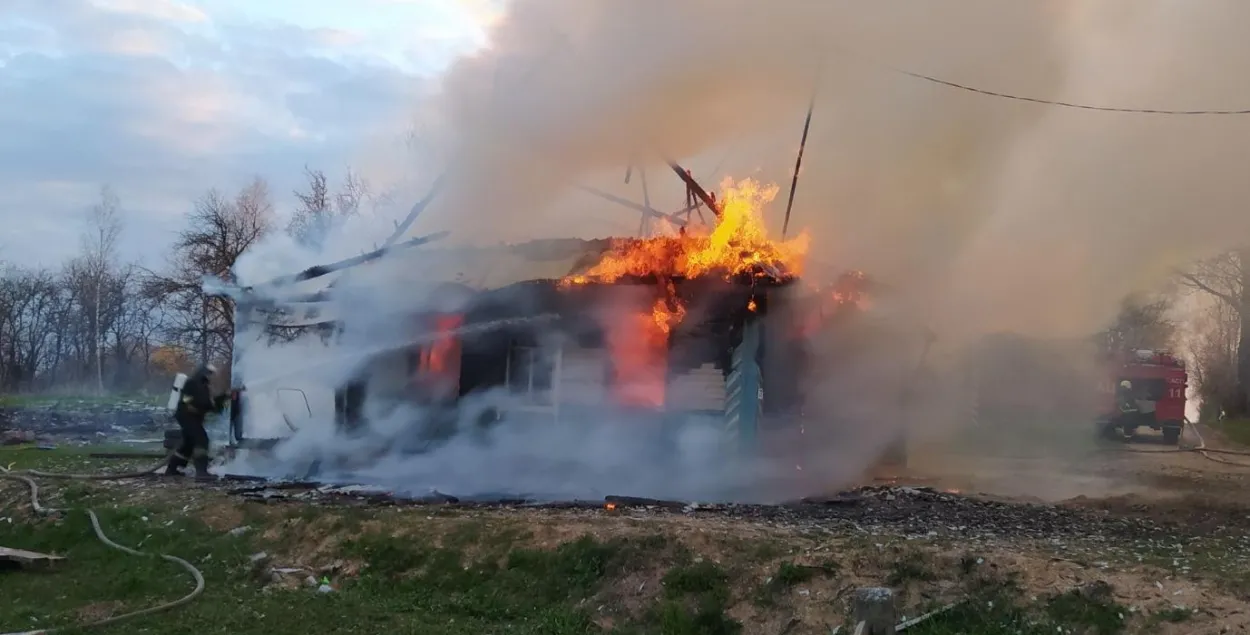 Старэйшага брата, які вынес з агню малодшага, з апёкамі і парэзамі забралі ў бальніцу / mchs.gov.by​