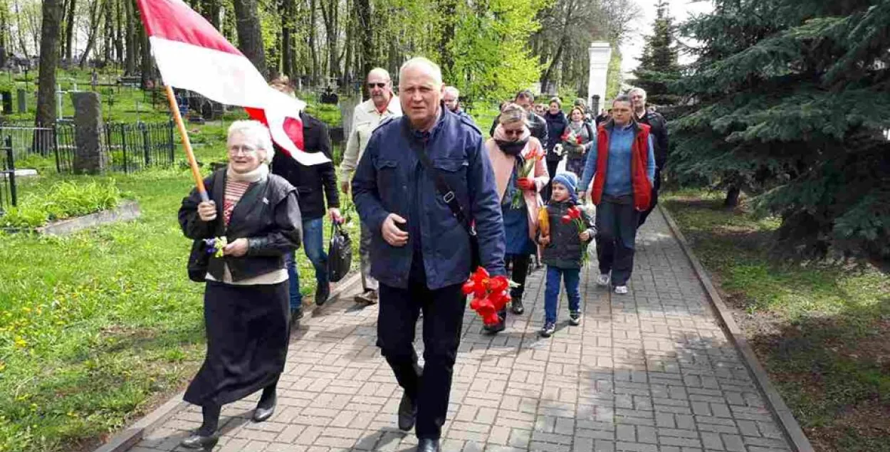 Статкевіч ушанаваў памяць савецкіх салдатаў на Вайсковых могілках Мінска