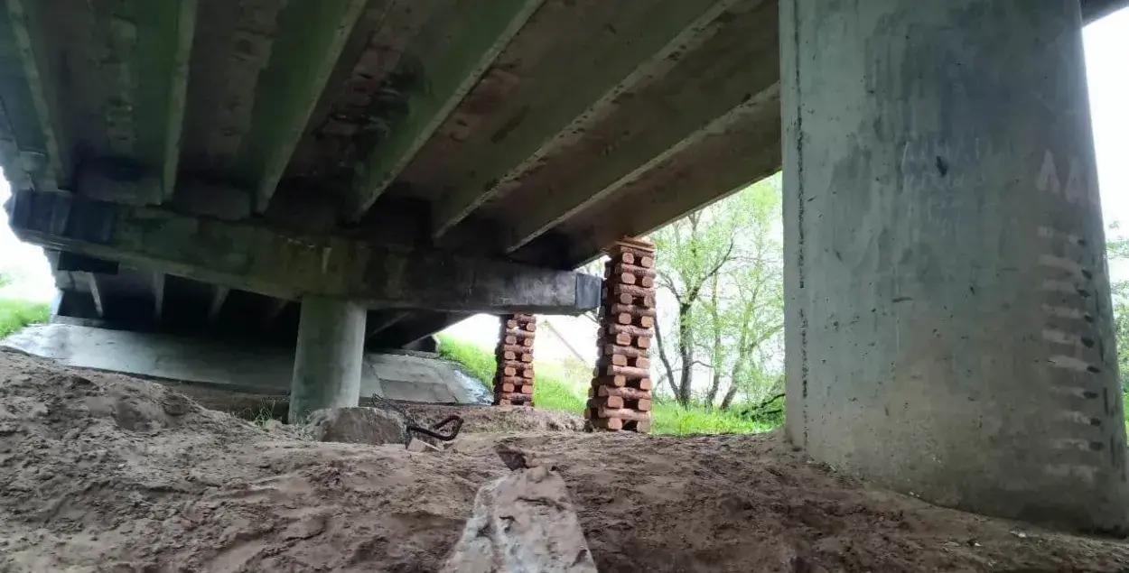 Дарожнікі патлумачылі драўляныя падпоркі пад мостам у Валожынскім раёне