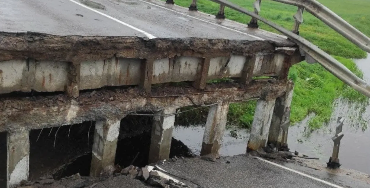 На аўтадарозе Барысаў — Беразіно абрынуўся мост