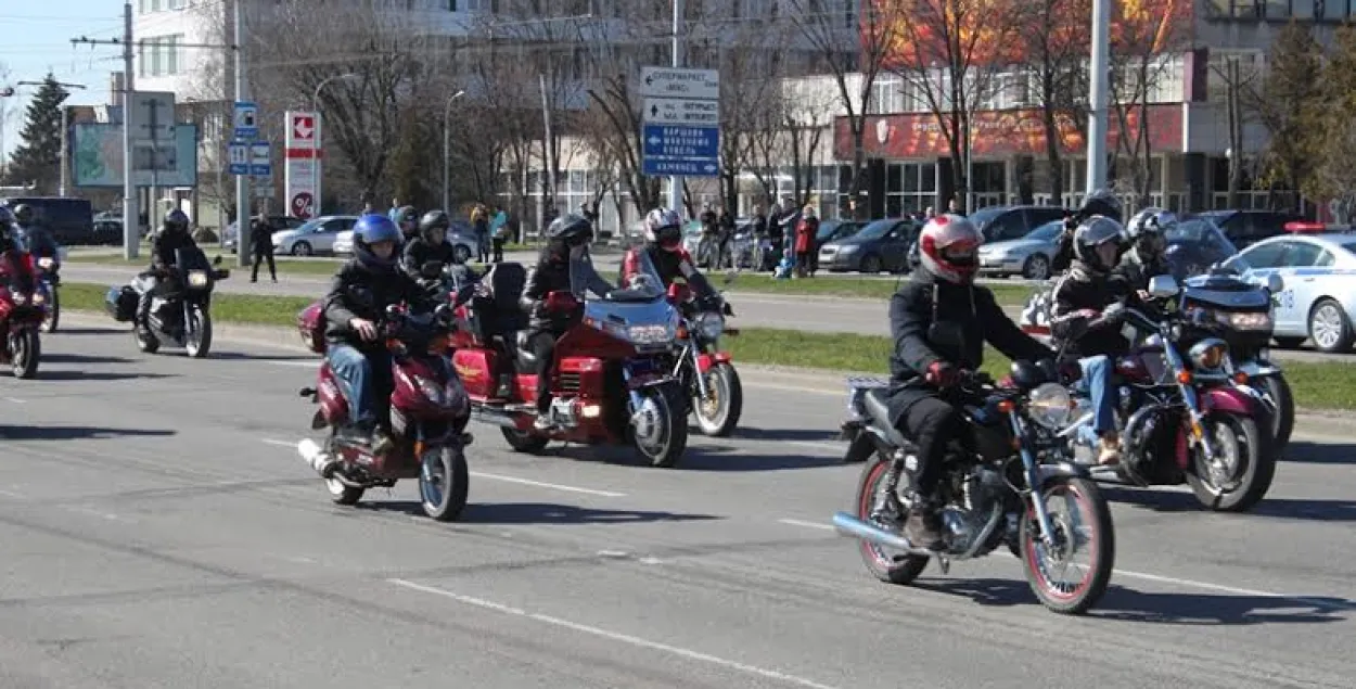 У Брэсце сотні байкераў паўдзельнічалі ў адкрыцці мотасезону (фота)