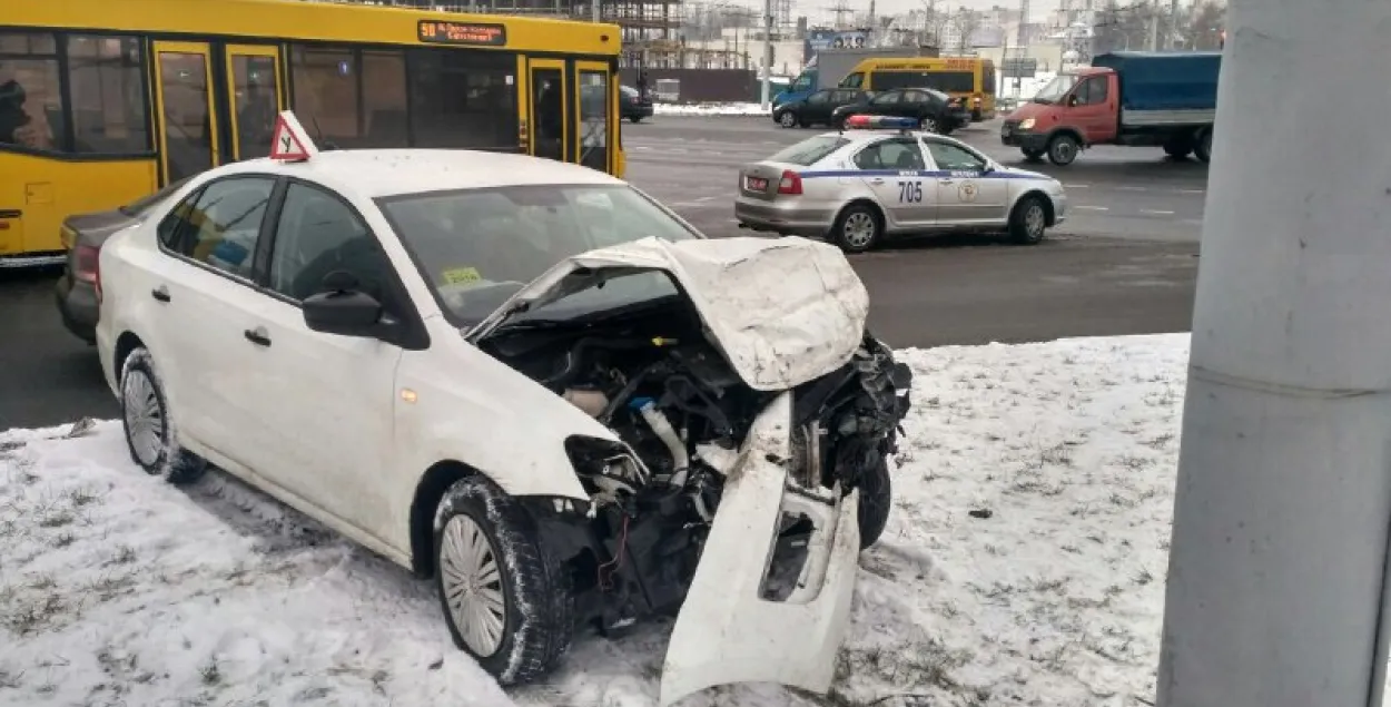 У Мінску ў ДТЗ трапіў вучэбны аўтамабіль, яго адкінула на некалькі метраў (фота)