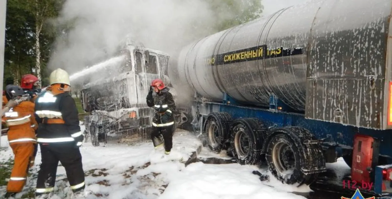 У Наваполацку грузавік са звадкаваным газам урэзаўся ў дрэва