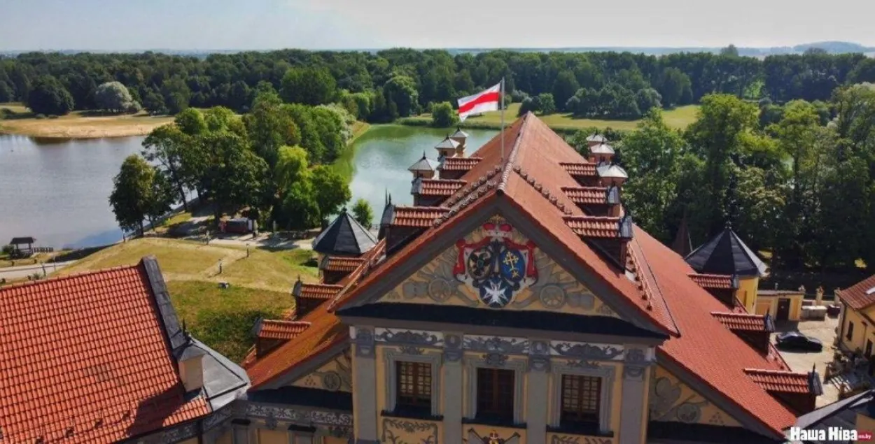 Звольнілі дырэктара Нясвіжскага музея, які ўзняў над палацам нацыянальны сцяг