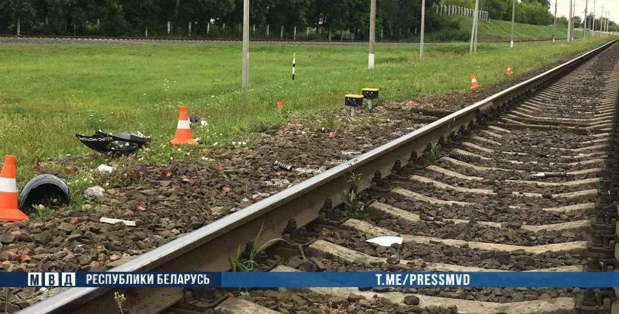 У Шклове школьнік на скутары трапіў пад грузавы цягнік, яму адарвала ногі