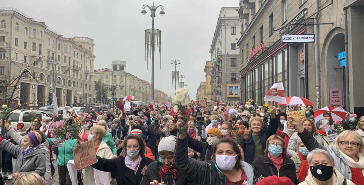 У Мінску разганяюць Марш пенсіянераў, чуваць выбухі