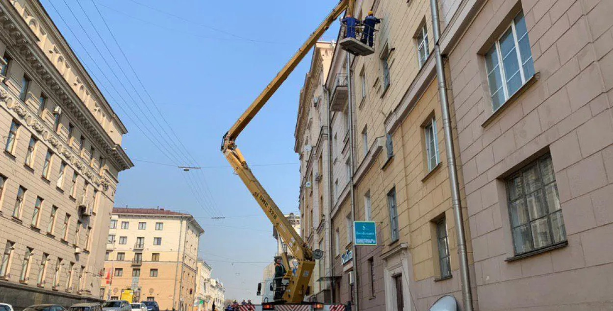 Dishes removed in Valadarskaha Street in Minsk/ Aliaksei Karpeka, Euroradio