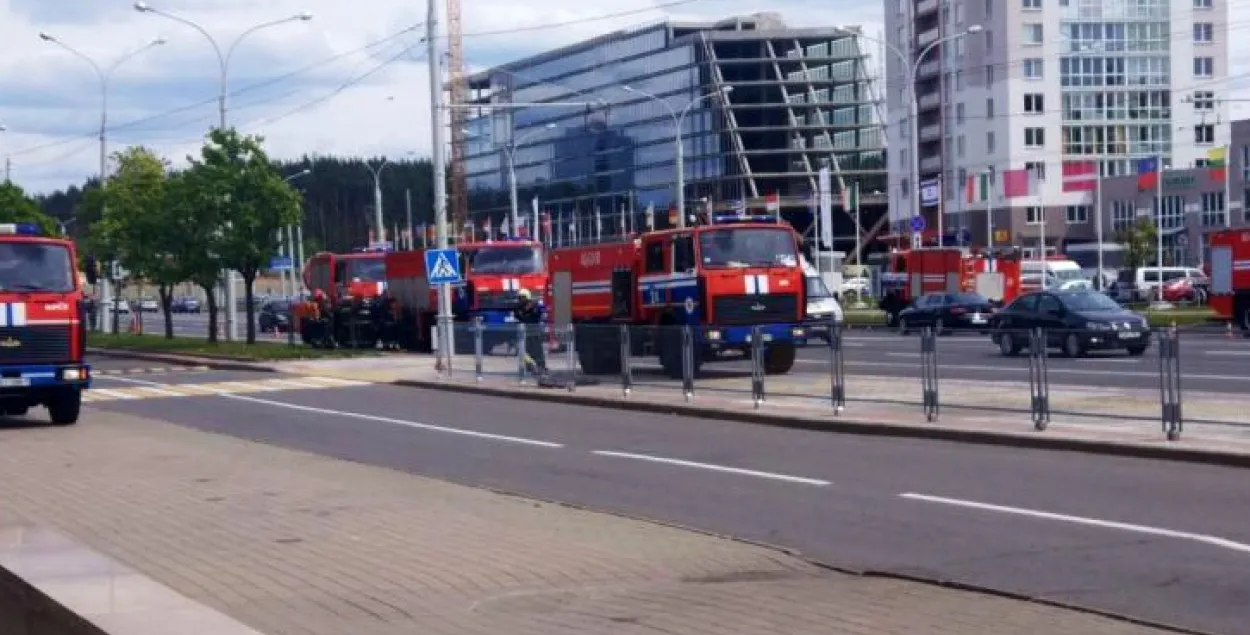 Пажарныя разлікі каля станцыі метро &quot;Усход&quot; /&nbsp;twitter.com/112MINSK&nbsp;&nbsp;&nbsp;&nbsp;