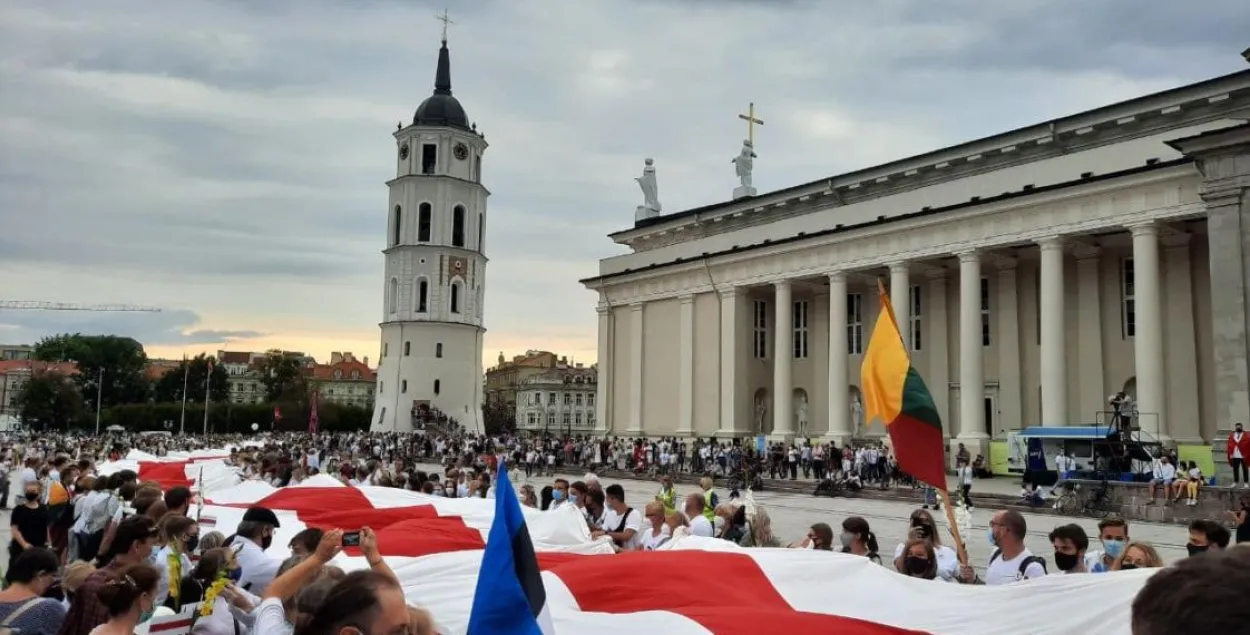 Акцыя салідарнасці жыхароў Вільні з беларусамі 23 жніўня 2020 года​ / &quot;Новая газета &mdash; Балтия&quot;&nbsp;