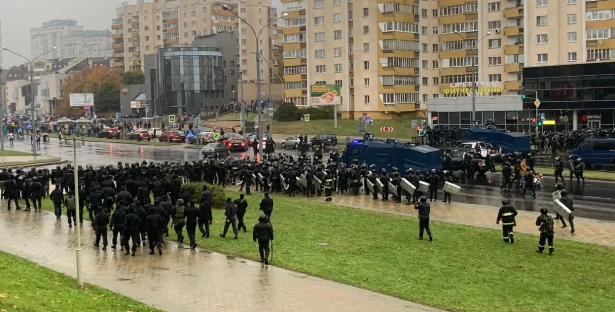 Вооруженные силовики на Марше достоинства 11 октября 2020 года / Еврорадио