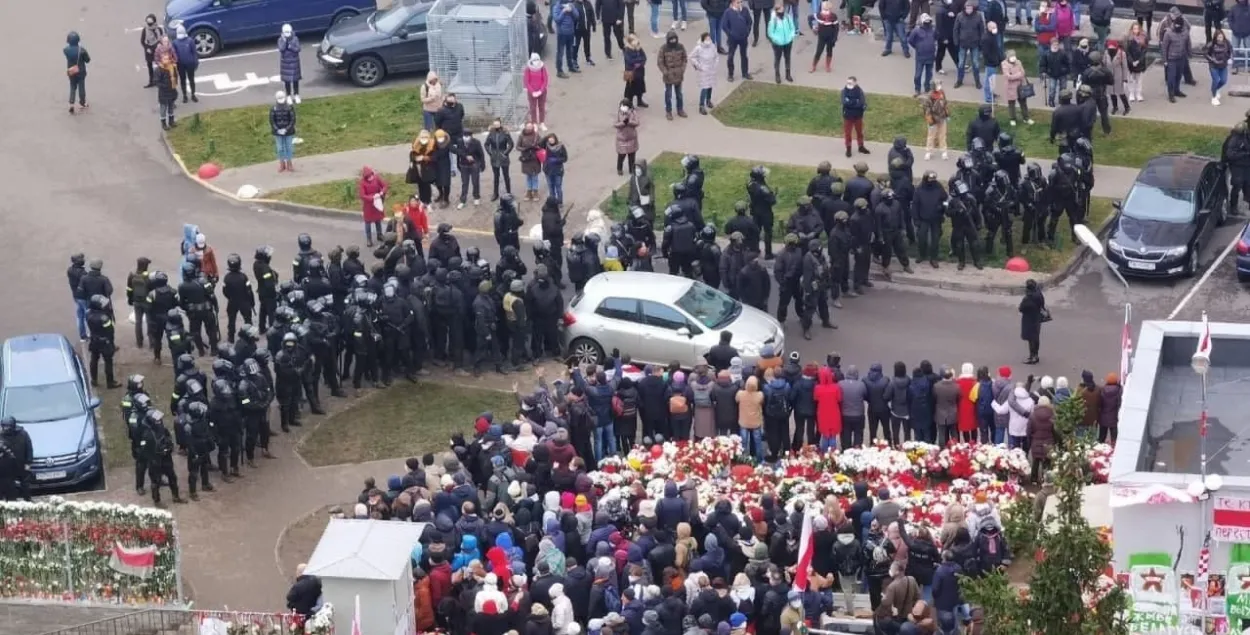 Пратэстоўцы не даюць сілавікам наблізіцца да мемарыяла забітаму Раману Бандарэнку ў Мінску 15 верасня 2020 года / &quot;Радыё Свабода&quot;