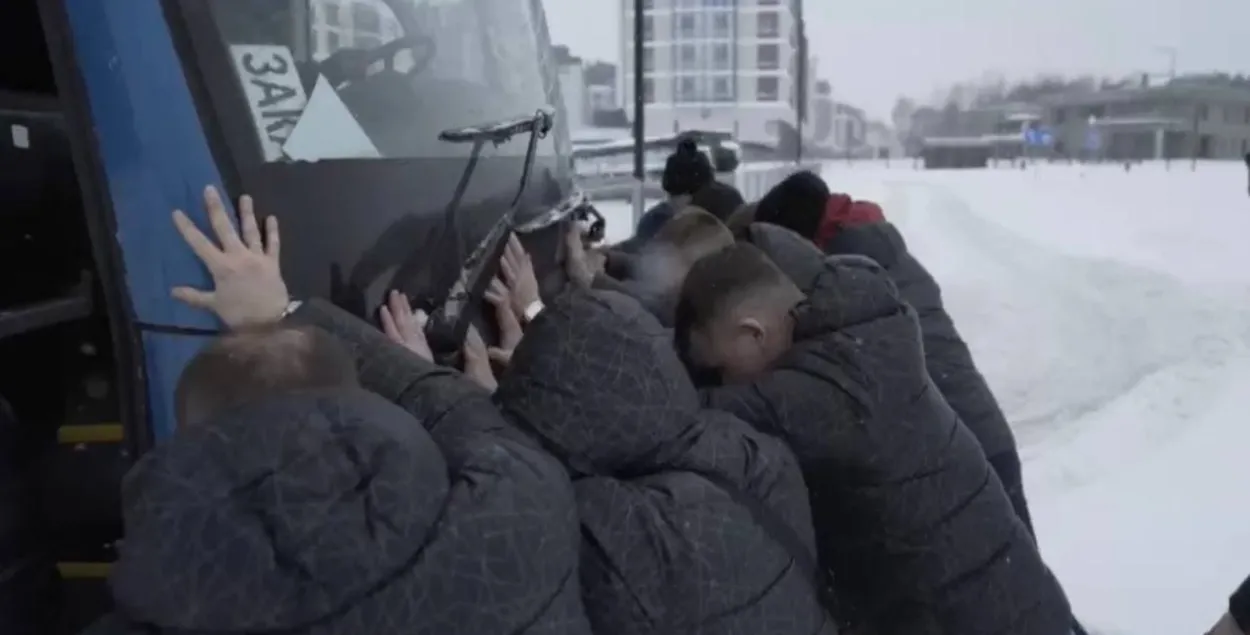 Беларускія хакеісты па дарозе на самалёт у Казахстан штурхалі свой аўтобус