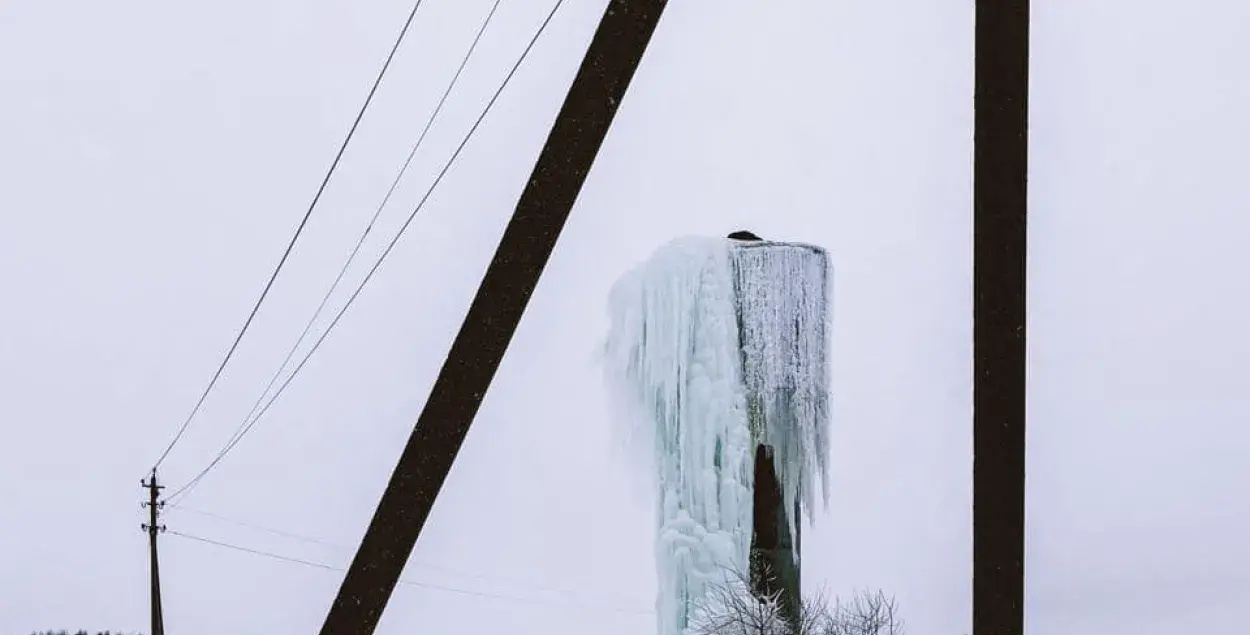 Фото дня: водонапорная башня стала ледяным арт-объектом на Воложинщине