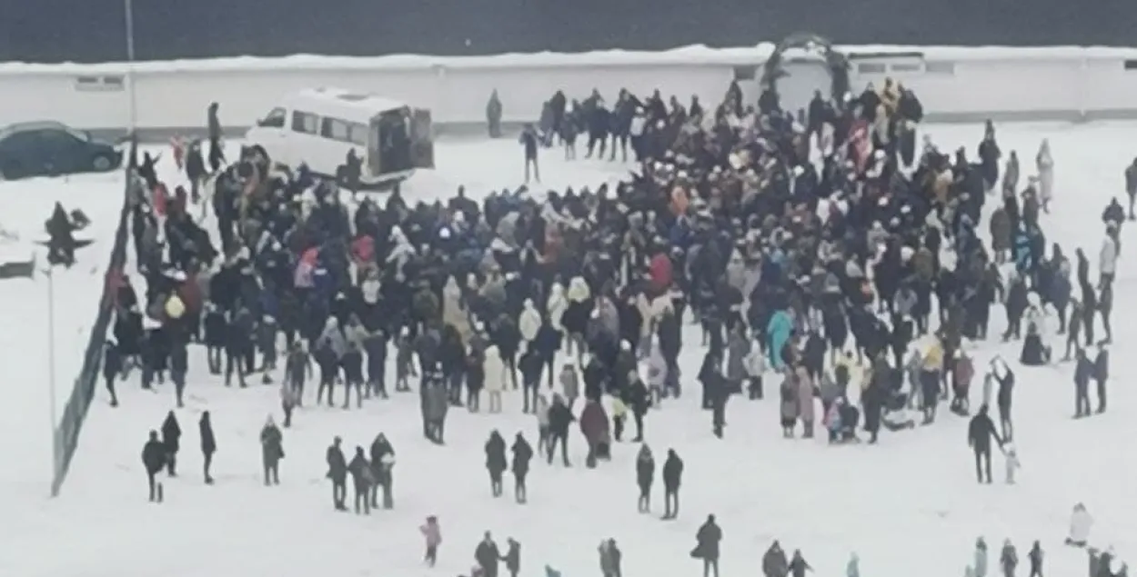 Фото дня: верующие церкви "Новая жизнь" молятся у отобранного властями здания