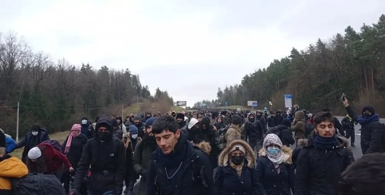 Група ўцекачоў ідзе да дзяржмяжы / Скрыншот відэа​