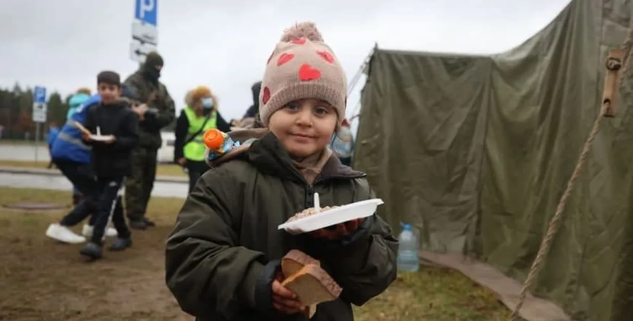 Дзіця-мігрант падчас раздачы ежы ў лагістычным цэнтры / БЕЛТА​