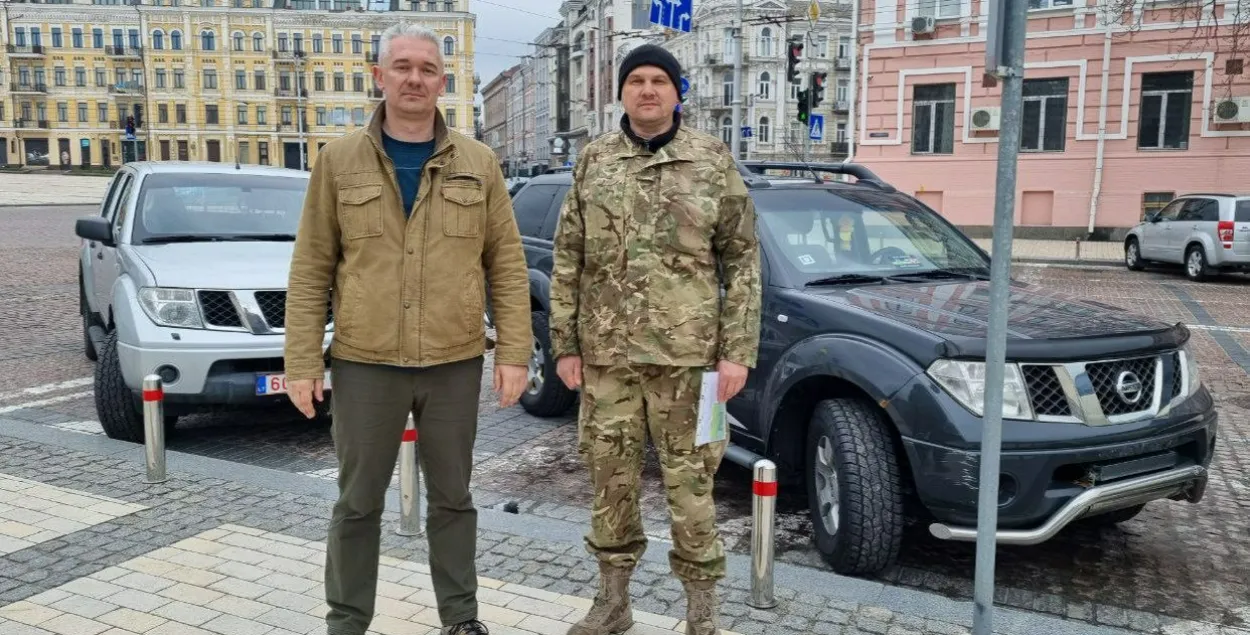 Валерий Ковалевский и заместитель командира полка Калиновского Вадим Кабанчук во время встречи в Киеве, апрель 2022 года / тг-канал Светланы Тихановской
