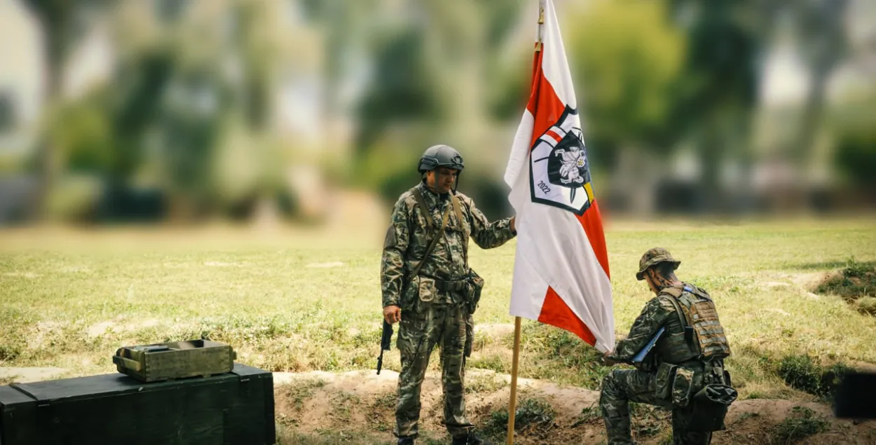 Военный ритуал принятия боевого флага в полку Калиновского / тг-канал белорусских добровольцев