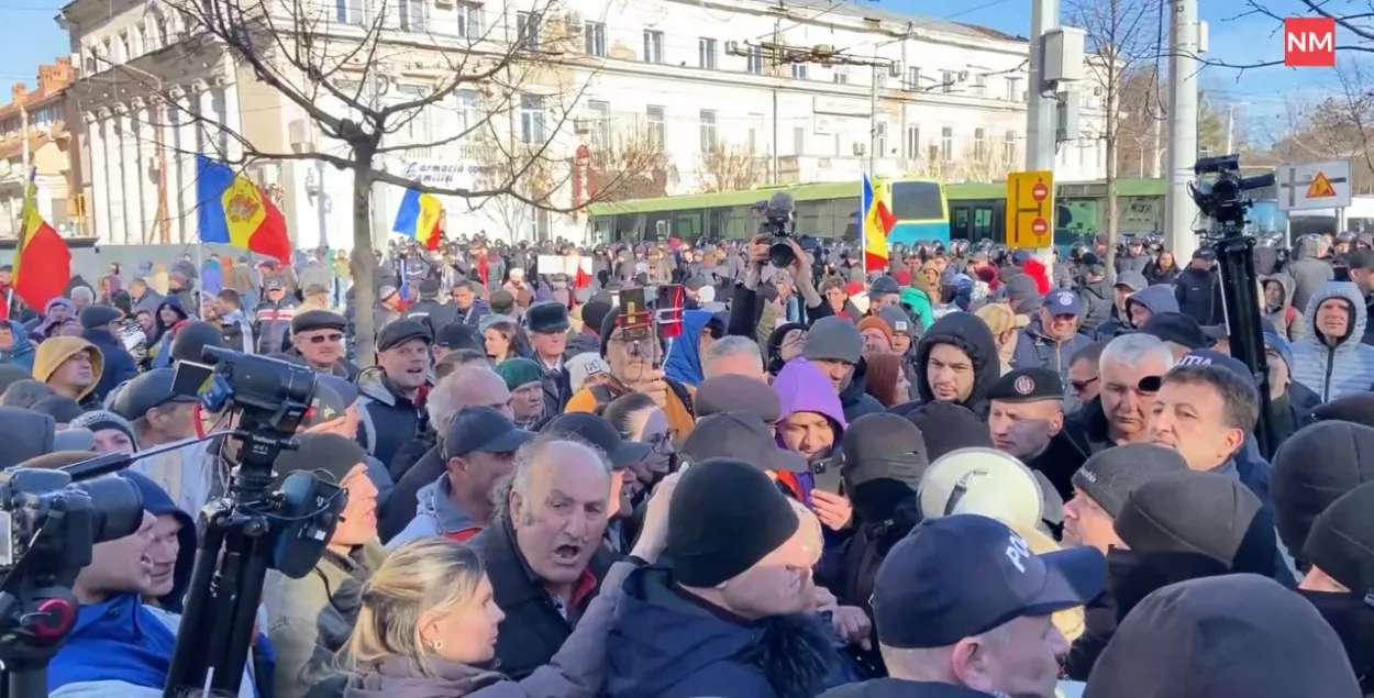 Полиция сдерживает протестующих, пытающихся прорваться к зданию правительства Молдовы / NewsMaker

&nbsp;

