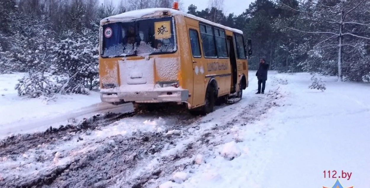 Ратавальнікі даставалі са снежнага палону школьны аўтобус у Петрыкаўскім раёне