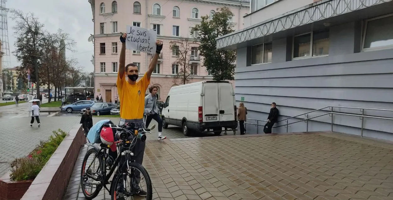 Адзіночны пікет каля МДЛУ ў падтрымку студэнтаў / Еўрарадыё