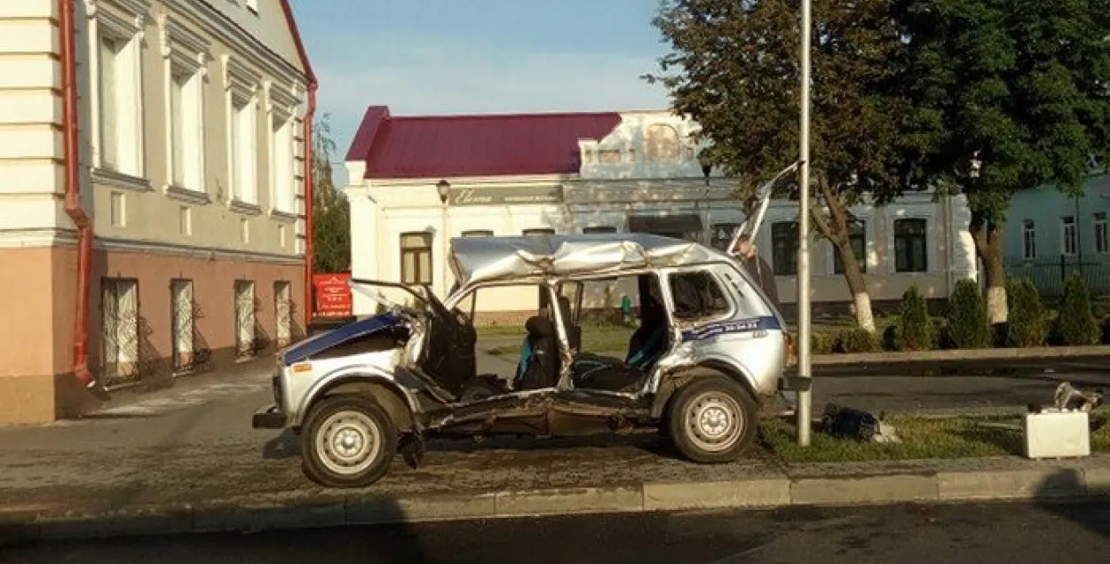 У Пінску грузавік "Мерсэдэс" урэзаўся ў міліцэйскую машыну 