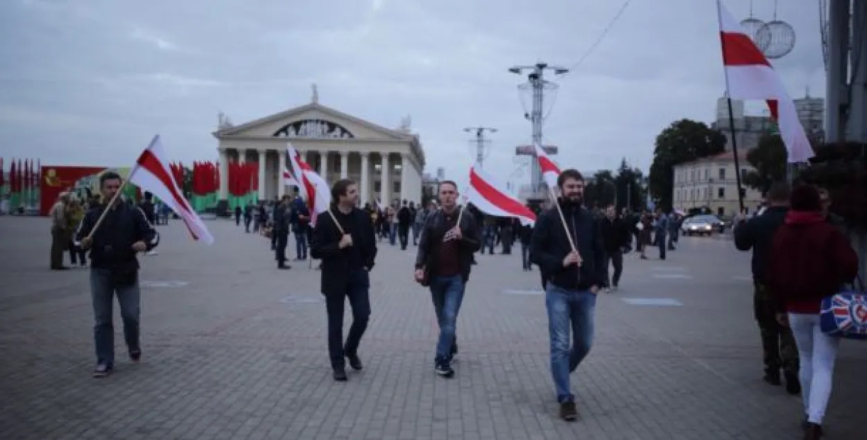 Апазіцыя ладзіць акцыю “Праспект нацыянальнага сцяга” на Кастрычніцкай (відэа)