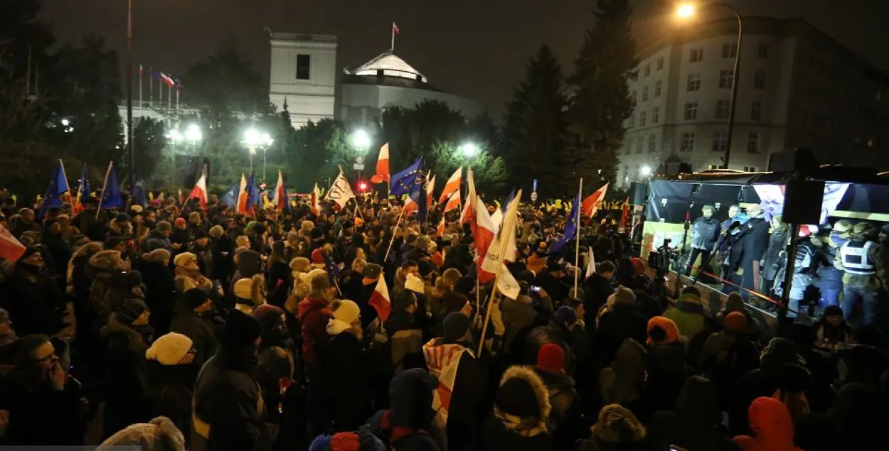 У Варшаве праходзяць масавыя акцыі пратэсту ля будынку Сейма